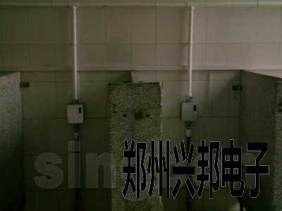 大便蹲位廁所節水器在河北任丘一中安裝現場